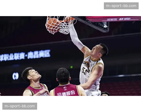 山西原帅无球跑动，借助掩护摆脱防守接球投篮